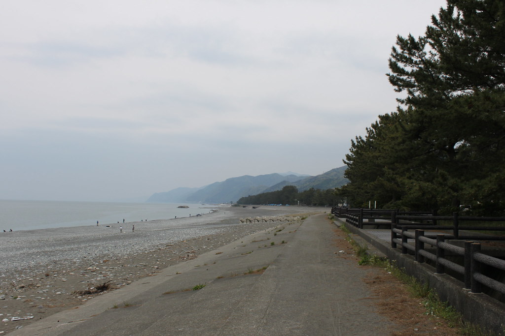 富山のヒスイ海岸でビーチコーミング